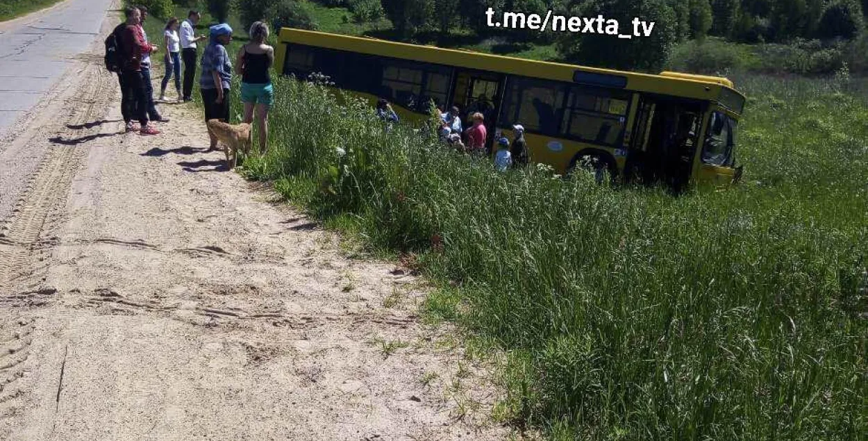 Рэйсавы аўтобус з пасажырамі вылецеў у кювет пад Мінскам 