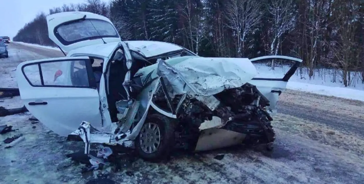 Аўтамабіль Hyundai трапіў пад грузавік, загінулі кіроўца легкавіка і яго жонка