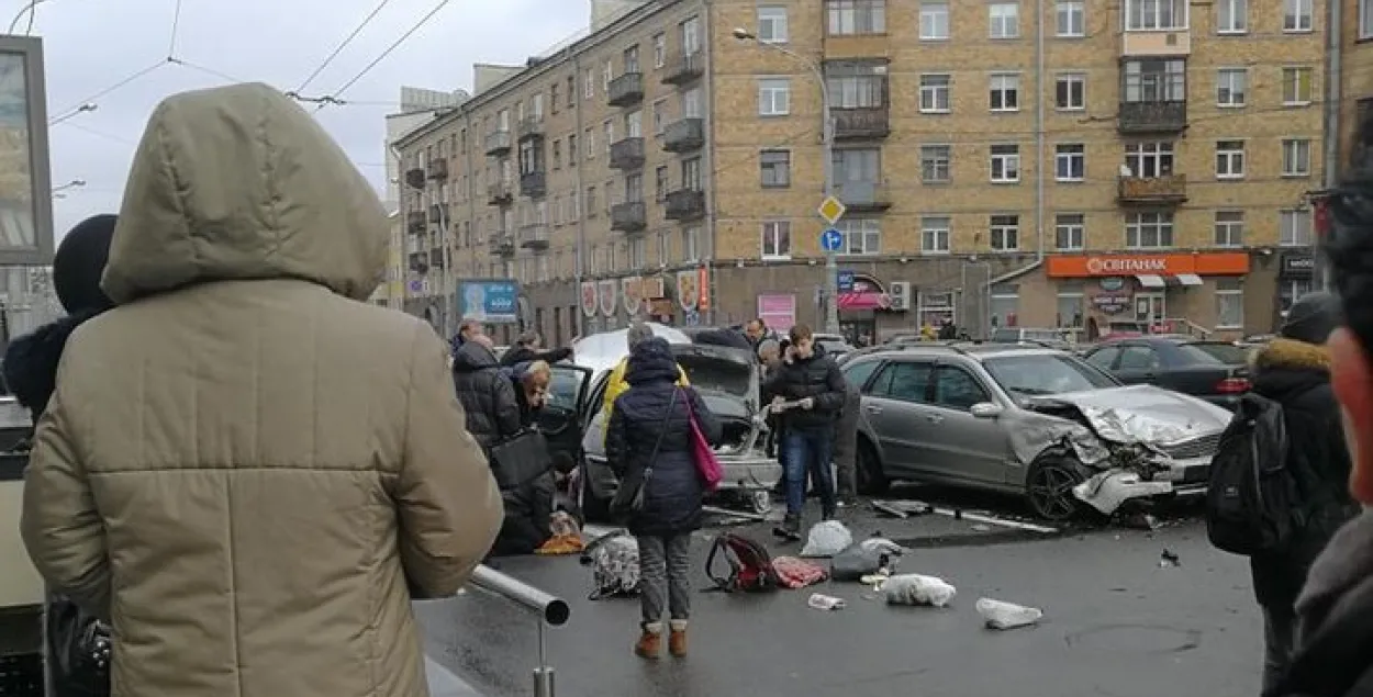 У цэнтры Мінска на вуліцы Маскоўскай сутыкнуліся тры аўто