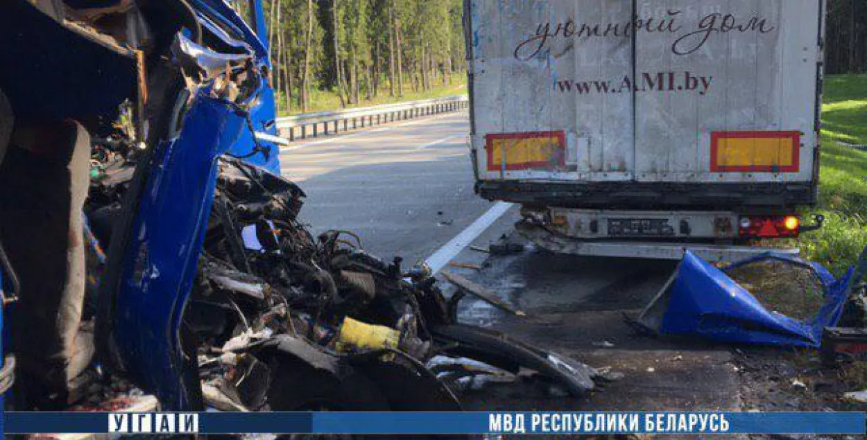 Пад Мінскам маршрутка ўрэзалася ў фуру: загінулі два пасажыры (фота)