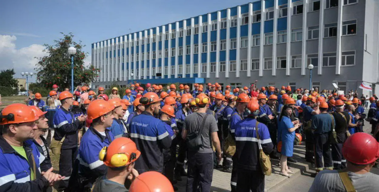 Як рабочыя "Гродна Азота" выходзілі на забастоўку