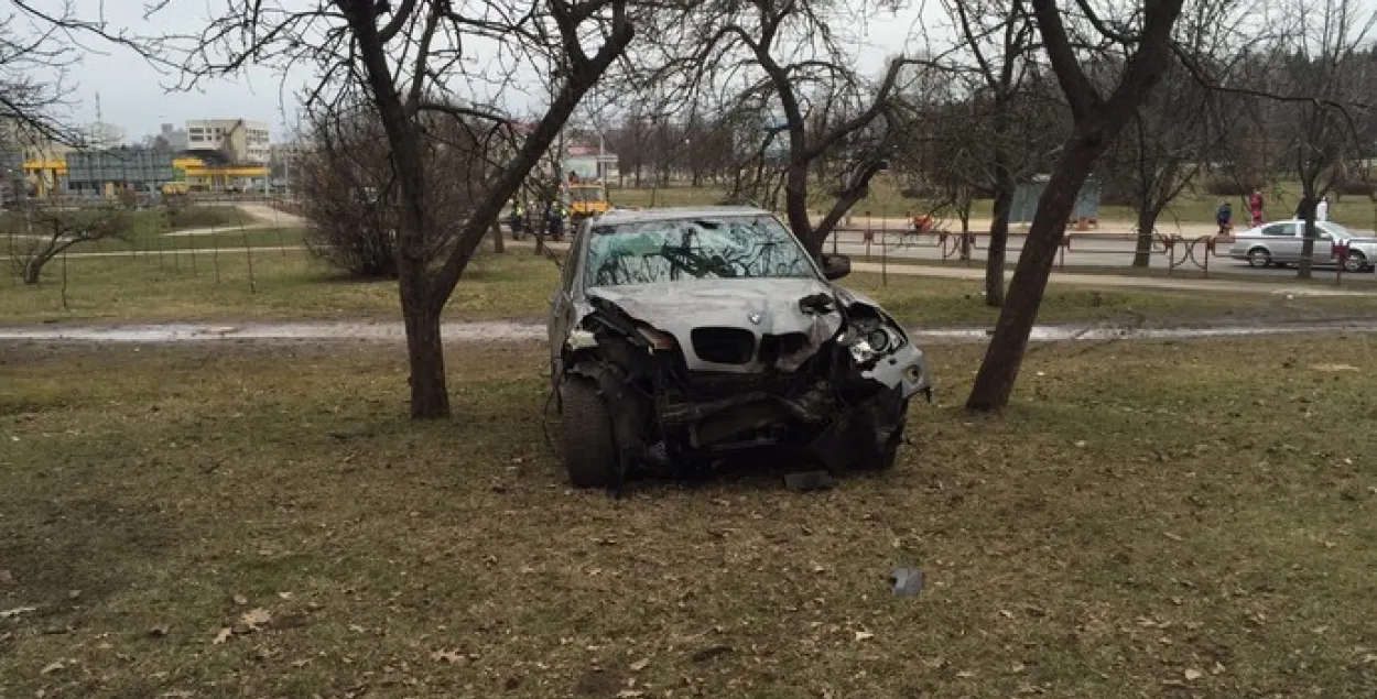 У сталіцы BMW пратараніў металічную агароджу і выехаў на тратуар (фота)