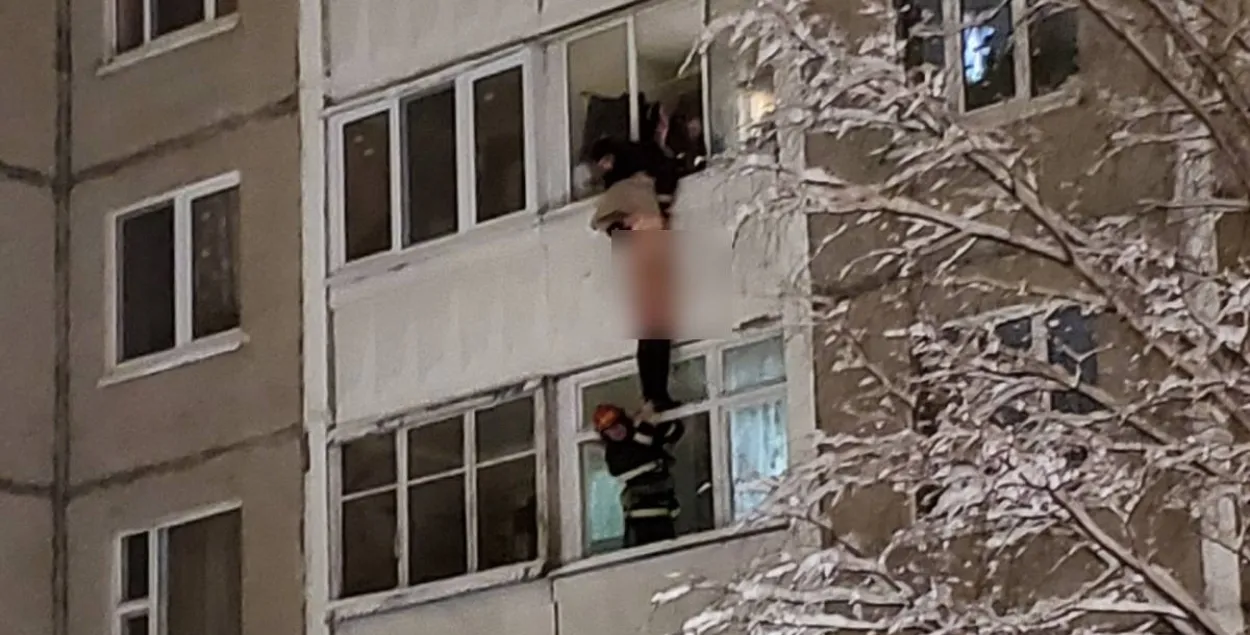 У сталіцы выратавалі жанчыну, якая вісела на балконе