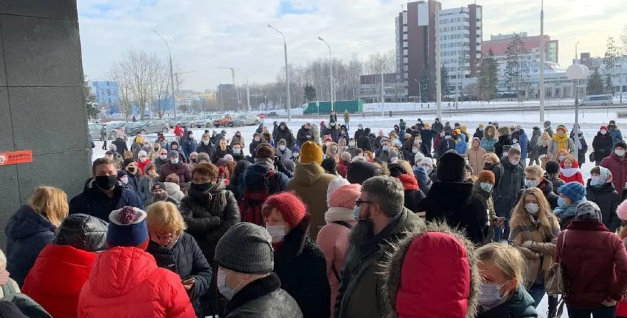 Поддержать Виктора Бабарико пришли десятки людей, но на суд их не пустили​ / Еврорадио