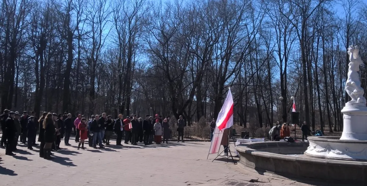 На вулічнай акцыі ў Баранавічах быў "вайсковец БНР" (фота)