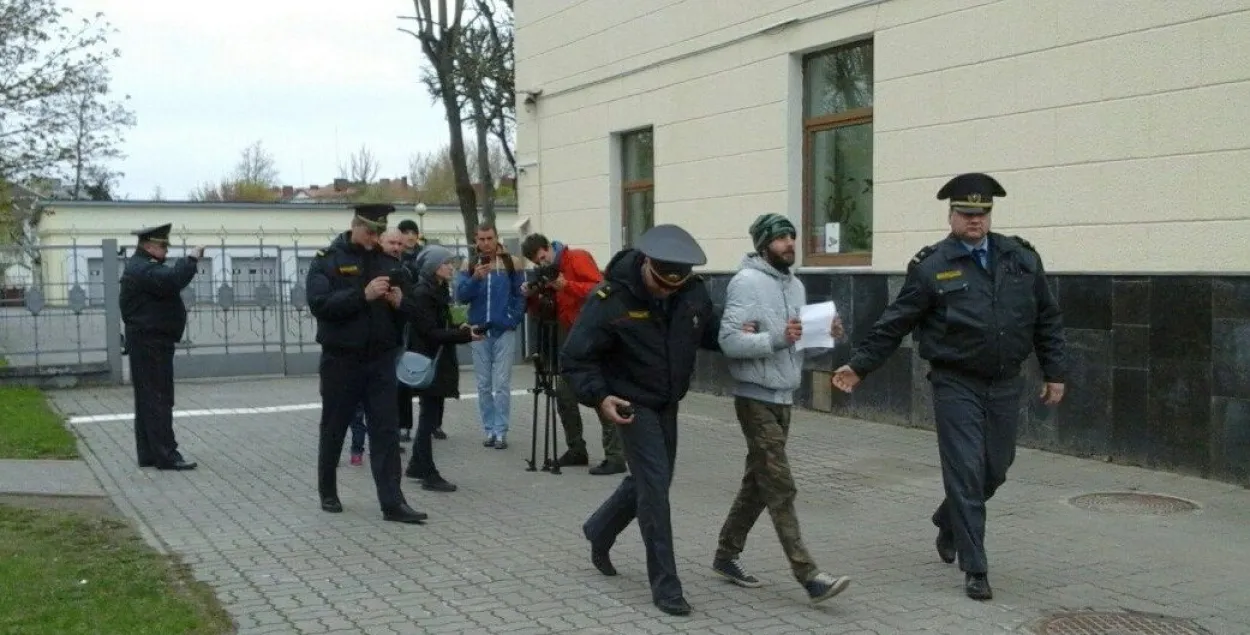 У Баранавічах затрымалі актывіста з чыстым аркушам паперы (фота)