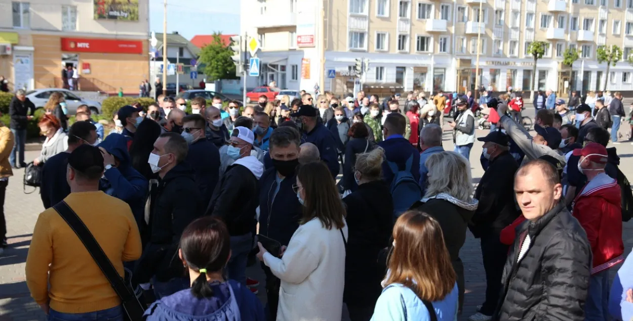 У Баранавічах чарга за Ціханоўскую расцягнулася на дзясяткі метраў