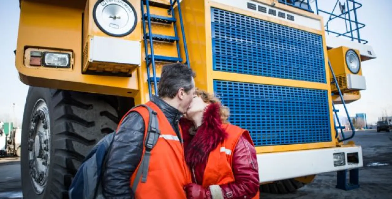 У Жодзіне на Дзень святога Валянціна закаханыя пракаціліся на БелАЗах (фота)