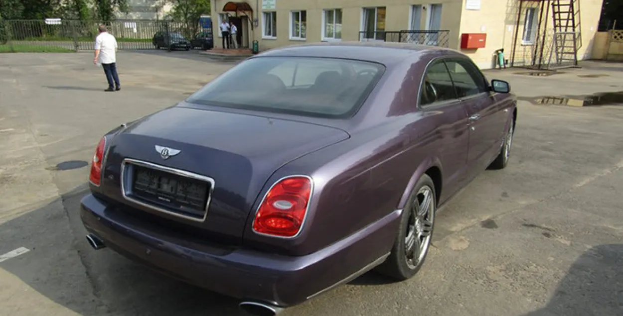 У мінскім "канфіскаце" прадаюць унікальны Bentley за 163 тысячы долараў