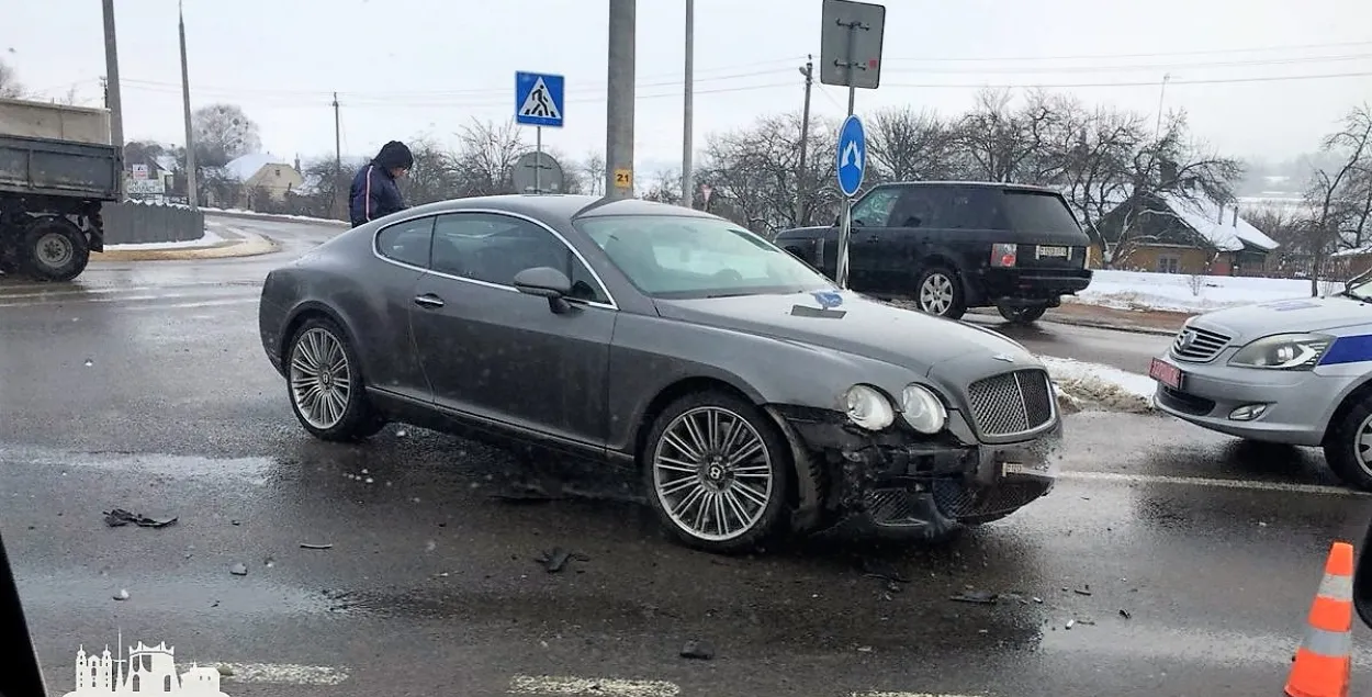 Расіянін на "Бэнтлі" ў Гродне ўрэзаўся ў мікрааўтобус