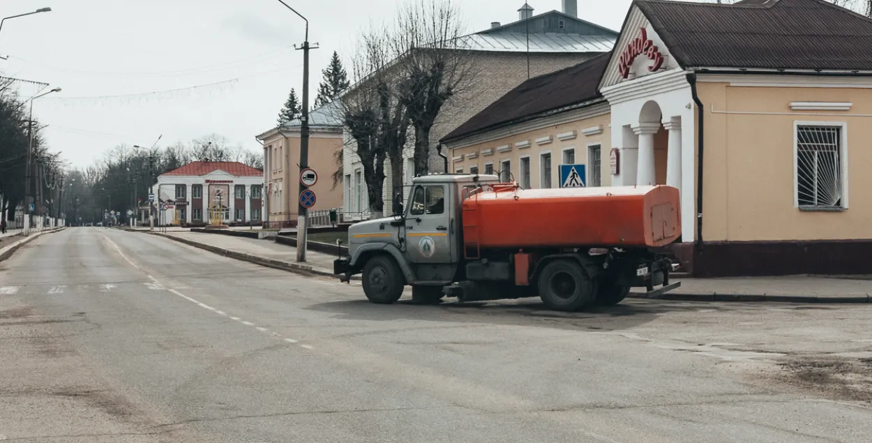 Ваду ў пацярпелы ад аварыі мікрараён Бешанковічаў падвозілі ў цыстэрнах​ / TUT.BY