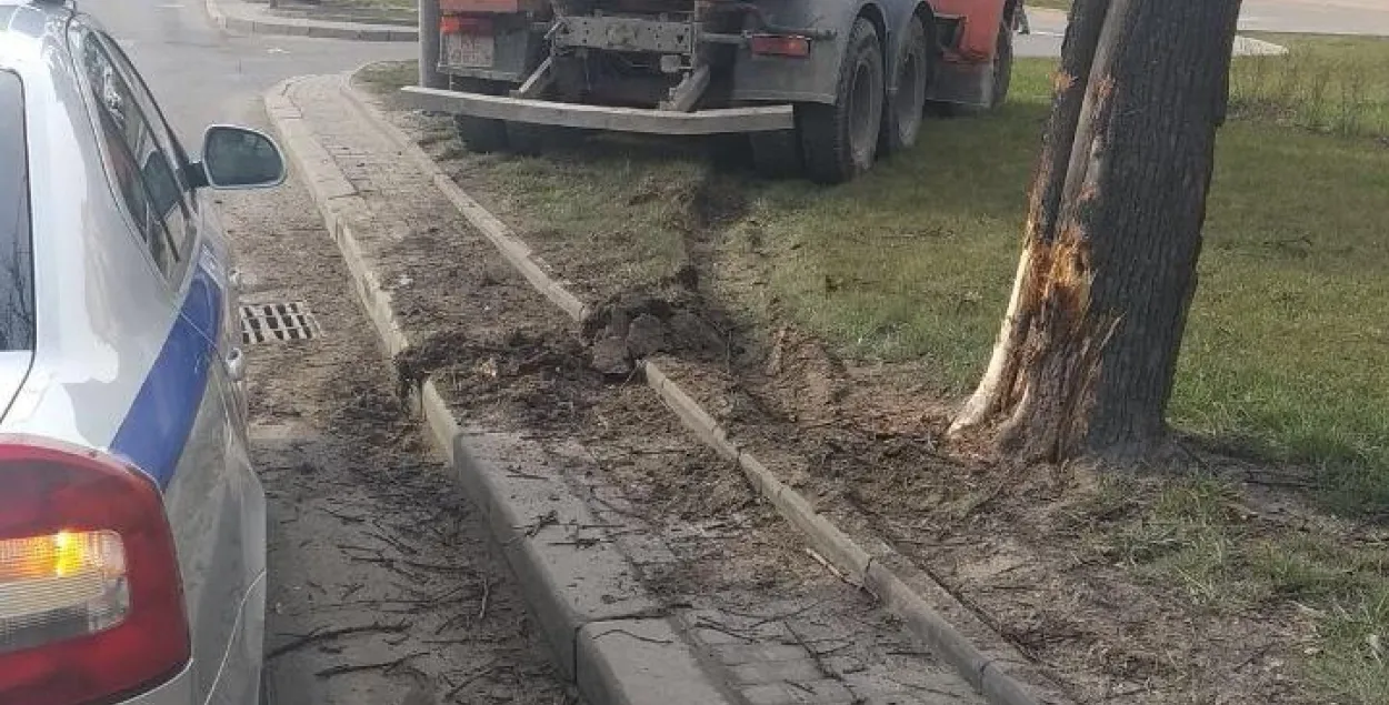 Бетонамяшалка ў Мінску ўрэзалася ў "ГАЗ", дзе было чацвёра дзяцей