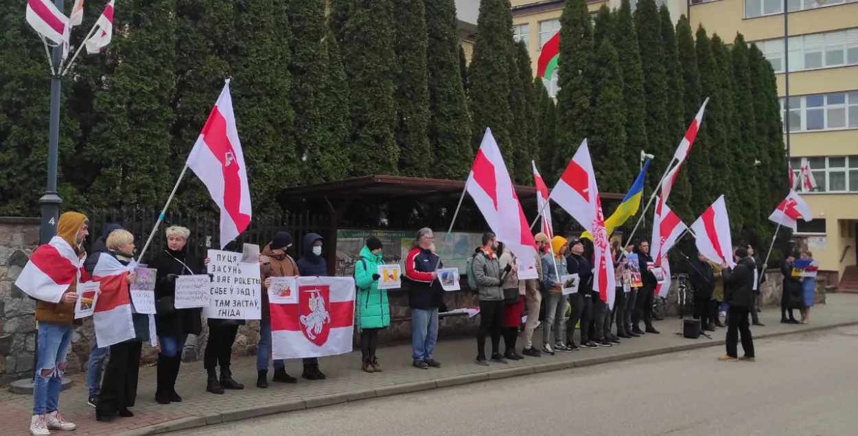 Акцыя пратэсту каля беларускага консульства ў Беластоку / t.me/belarusy_zarubezhja
