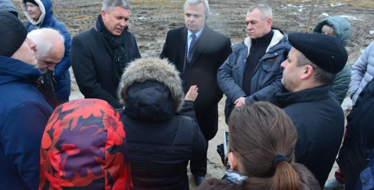 Брэстаўчане выйшлі на сход супраць будаўніцтва акумулятарнага заводу