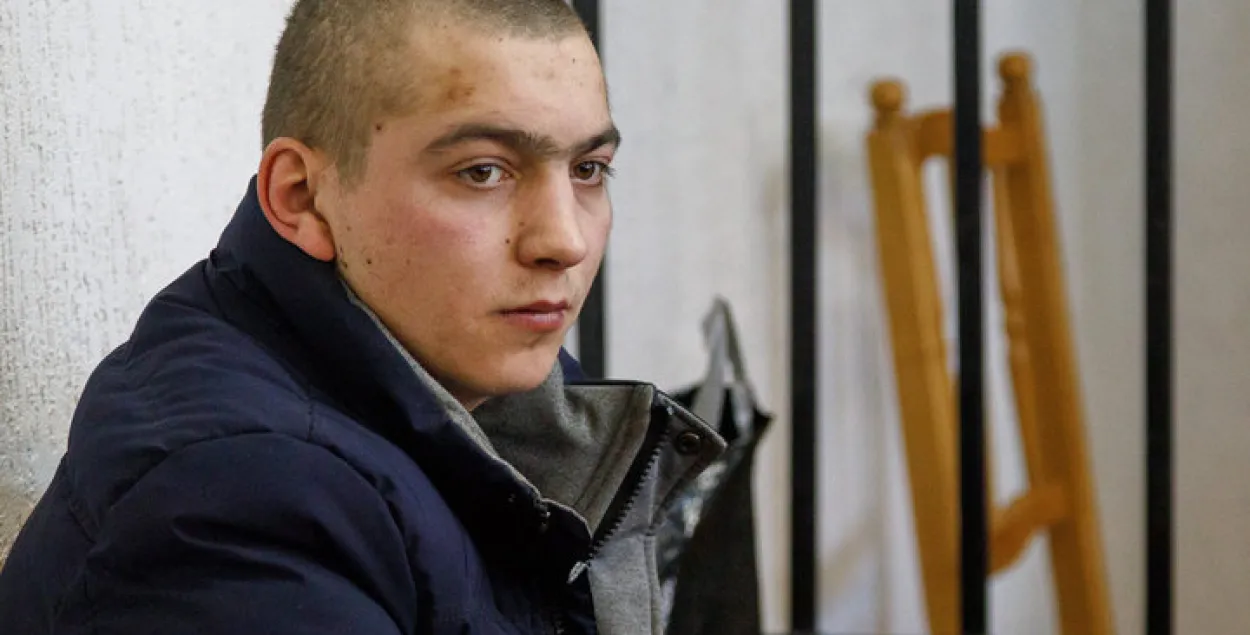 Сяржанта з Печаў судзяць за 13 кубачкаў "Нэскафэ" і адабраныя мабільнікі