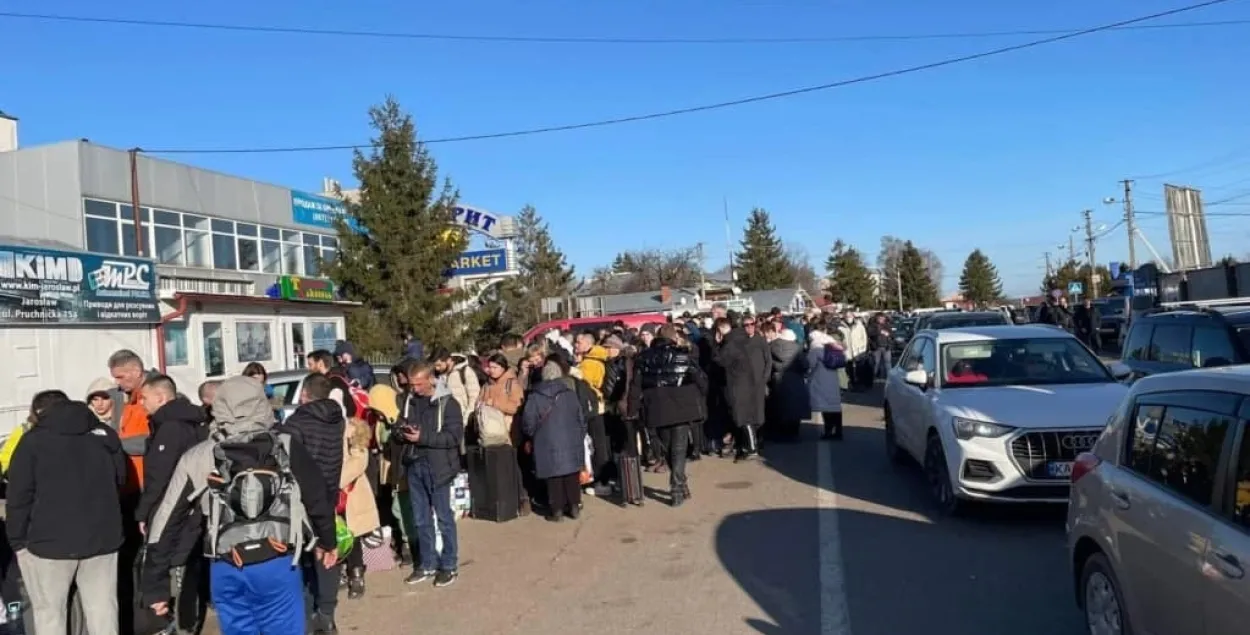 За тыдзень ваенных дзеянняў з Украіны з'ехалі больш за мільён чалавек