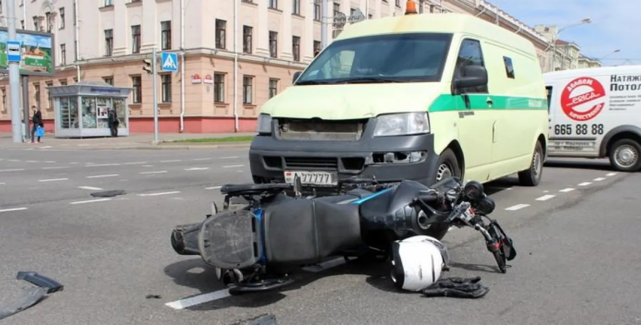 Аварыя з удзелам байкера, інспектара ДАІ і інкасатараў. Тры версіі