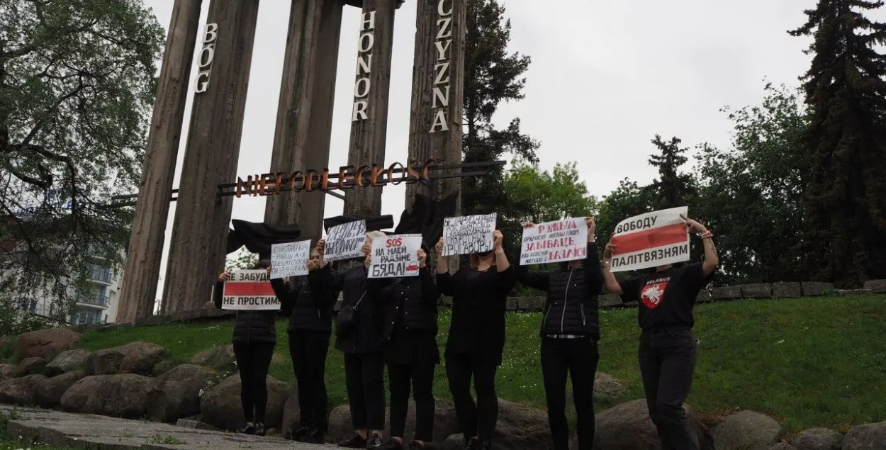 Палітвязнямі прызнаныя яшчэ 8 чалавек, сярод іх — асуджаныя за абразу Лукашэнкі