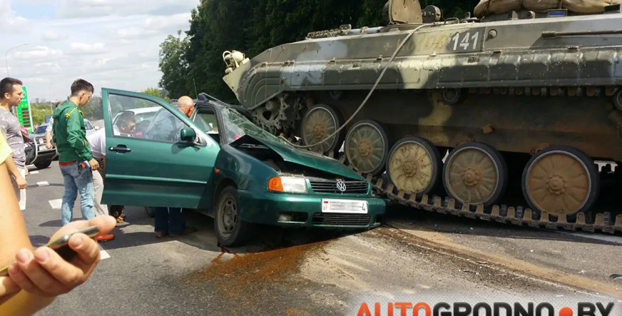 На выездзе з Гродна БМП расплюшчыў легкавы аўтамабіль (фота, відэа)