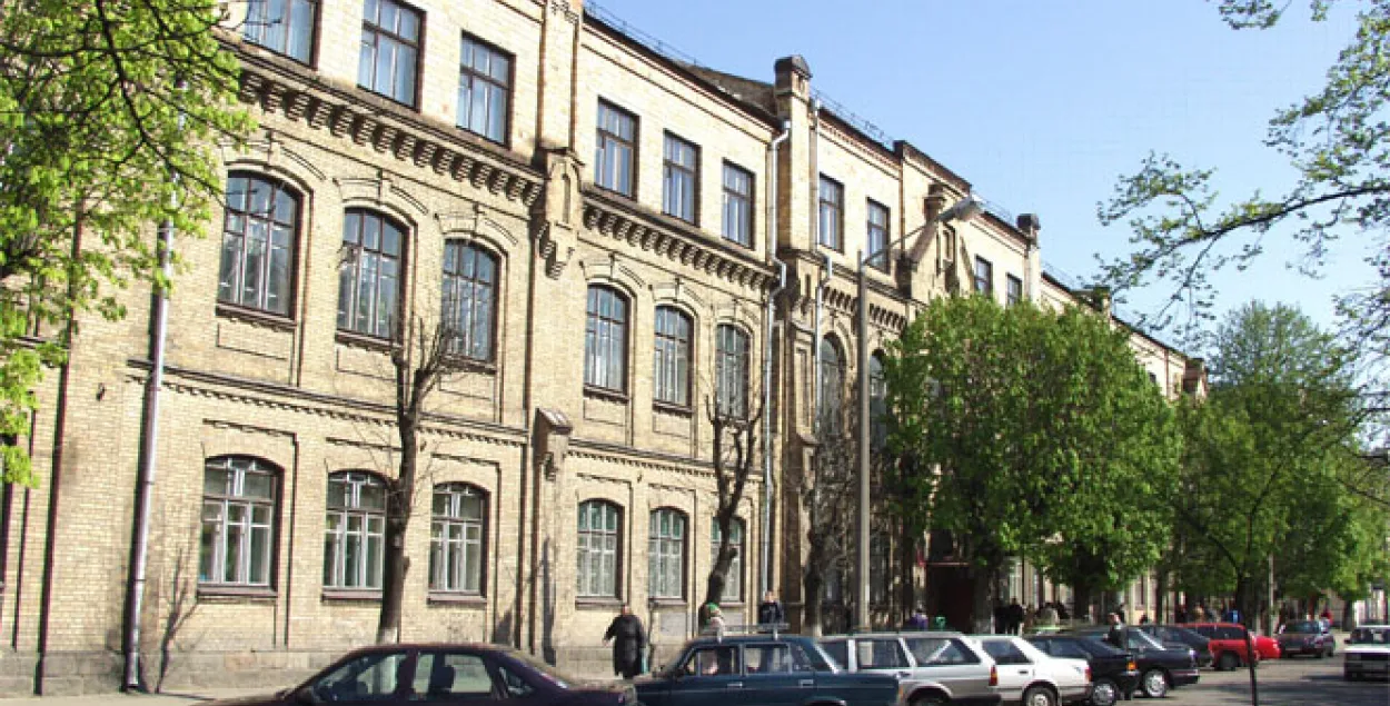 У Брэсце студэнтка падрапала аўтамабіль выкладчыка і збегла з месца ДТЗ