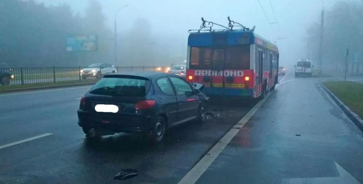 У Брэсце "Пежо" ўрэзалася ў тралейбус (фота)