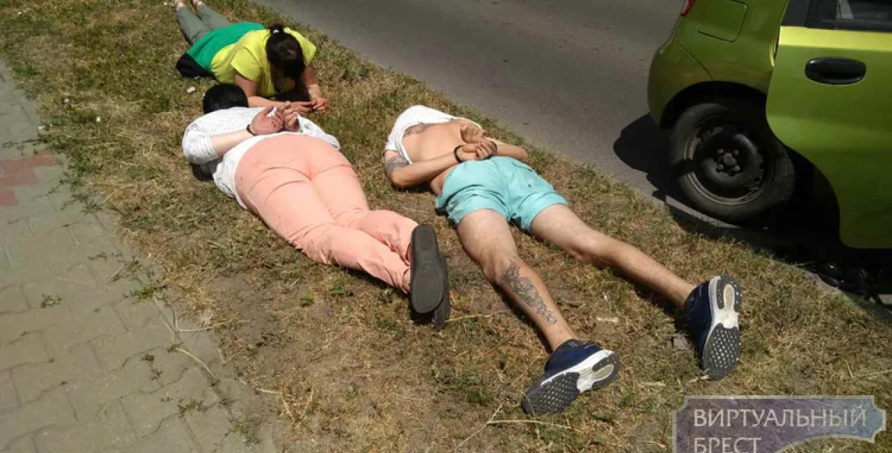 Жорсткае затрыманне ў Брэсце: выбілі шыбу ў машыне, паклалі ў кайданках на зямлю