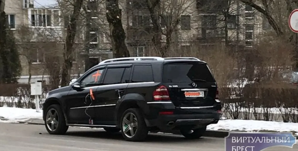 У цэнтры Брэста невядомы прымацаваў да аўто муляж выбухоўкі
