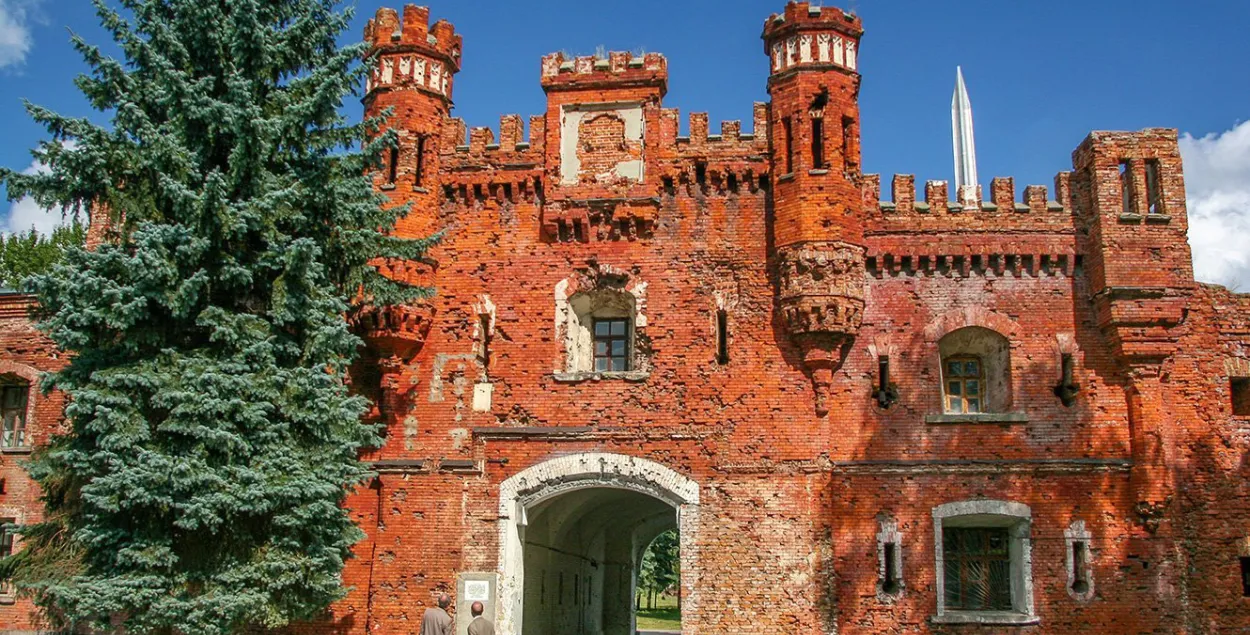 Лукашэнка ўзнагародзіў Брэсцкую крэпасць ордэнам Францыска Скарыны