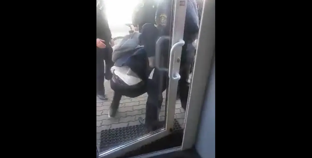У Брэсце затрымалі 14-гадовага падлетка, які выйшаў на плошчу карміць галубоў