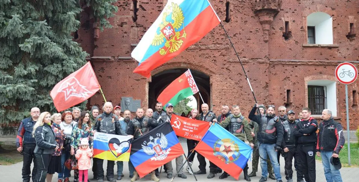 Каля Брэсцкай крэпасці ўзнялі сцягі так званых "ЛНР" і "ДНР"