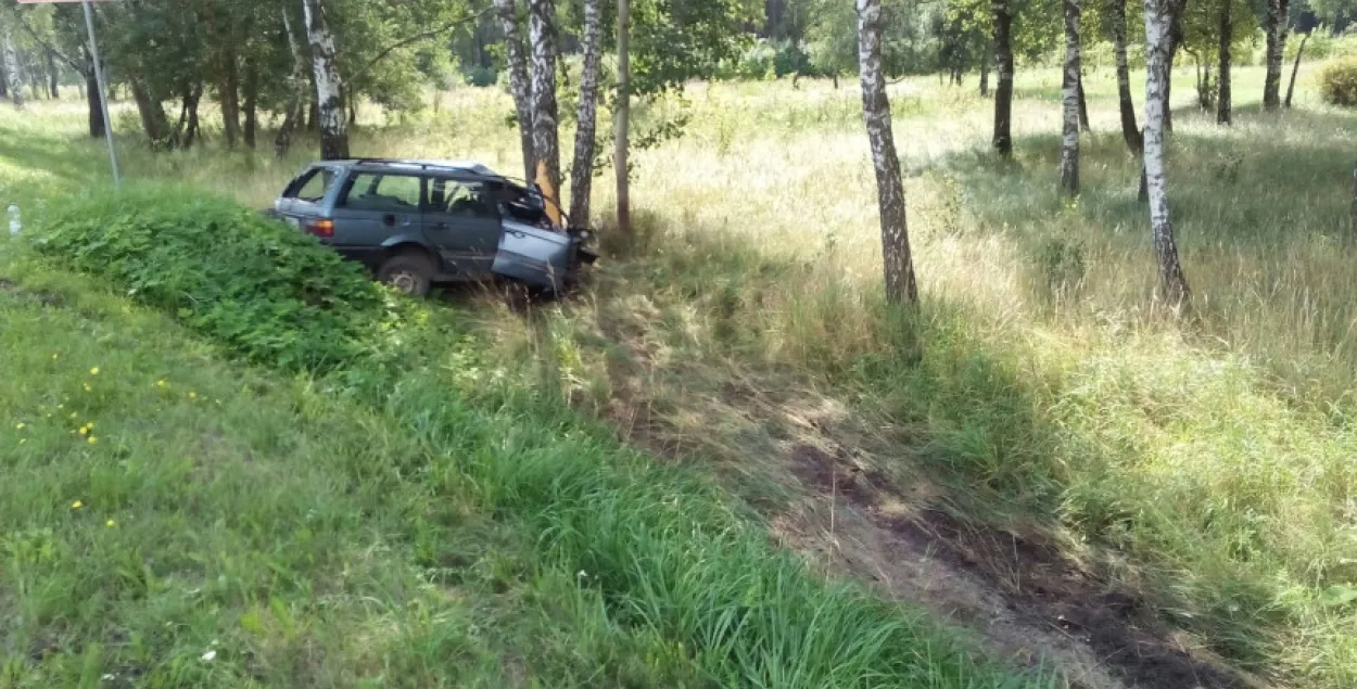 Пад Брэстам машына ўрэзалася ў дрэва, кіроўца цудам выжыў