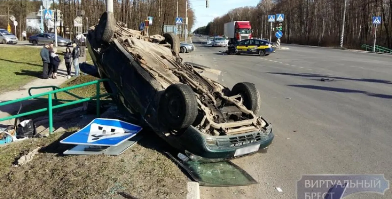 Каля Брэста пасля сутыкнення з таксоўкай перакуліўся легкавік (фота)