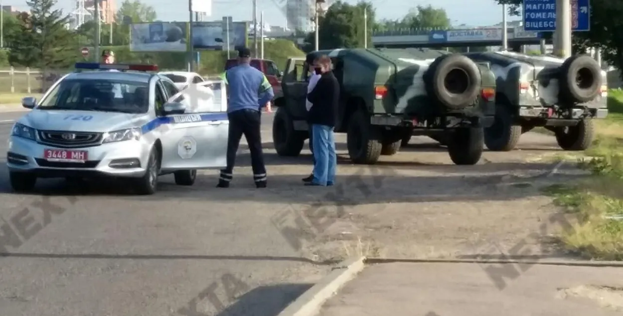 Дзень выбараў: на ўездах у Мінск з'явіліся бронеаўтамабілі