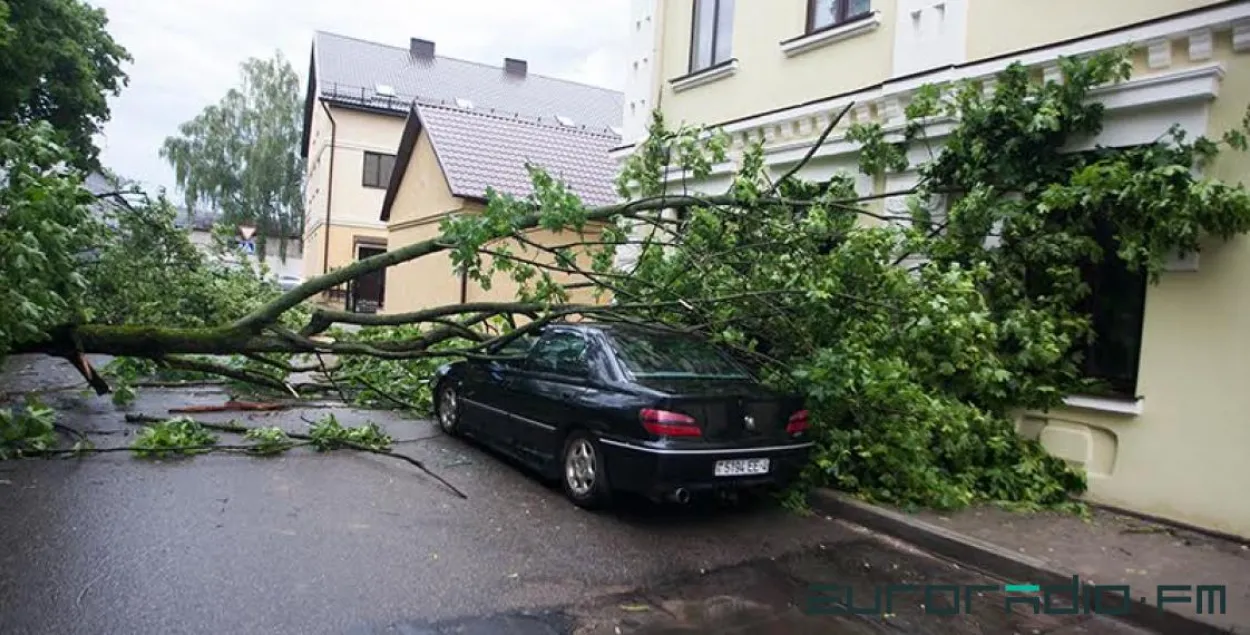 Бура ў Гродне "задзьмула" вечны агонь і пакасіла касцёльную вежу (фота)