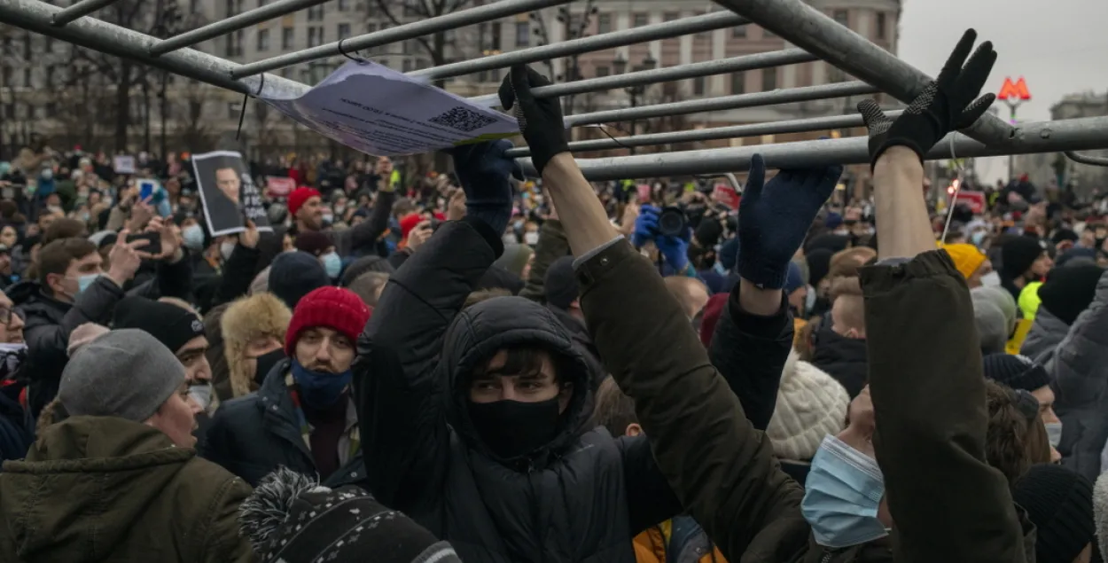 "Вышло мало людей, много людей голосуют за Путина" — Песков о протестах в России