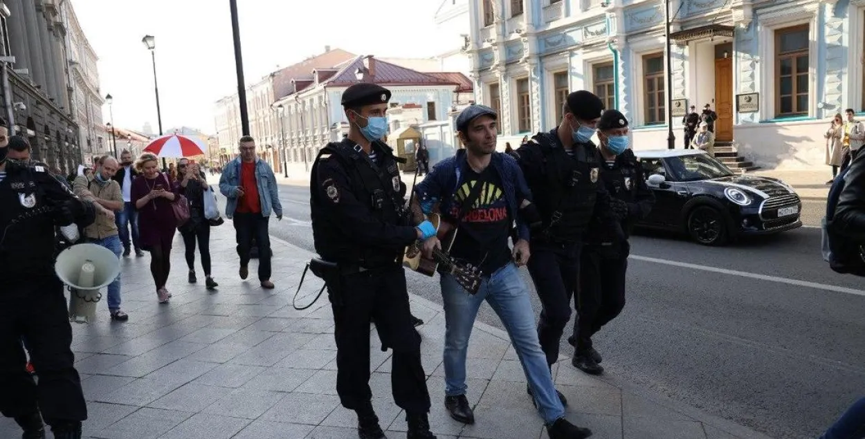 Каля беларускага пасольства ў Маскве затрымлівалі Мядзведзева