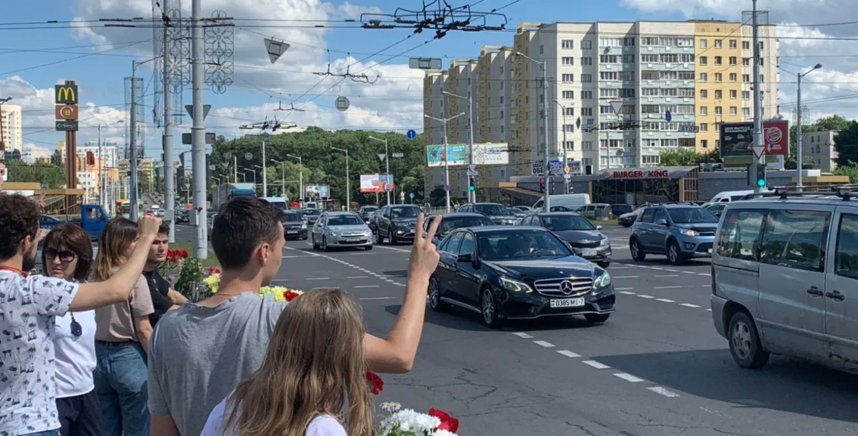 Людзі ўскладаюць кветкі каля станцыі метро &quot;Пушкінская&quot; / Еўрарадыё