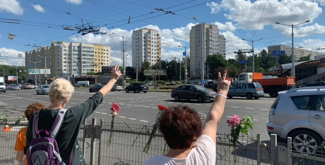 Возложение цветов у метро &quot;Пушкинская&quot; / Еврорадио