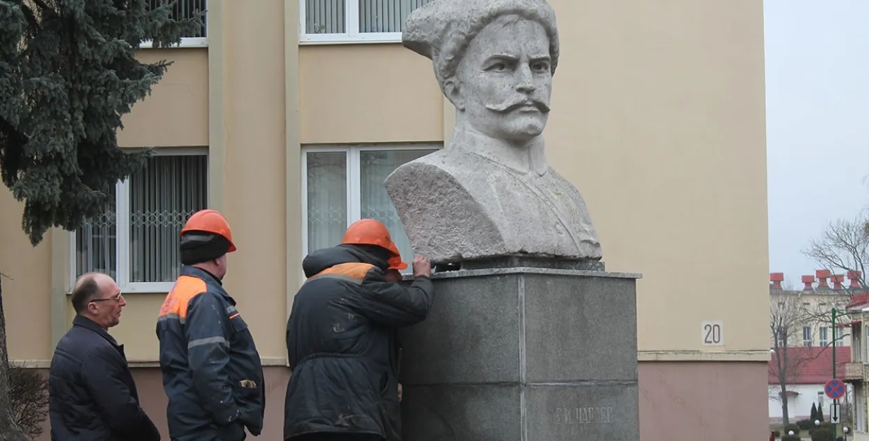 У Гродне дэмантавалі помнік Чапаеву (фота)