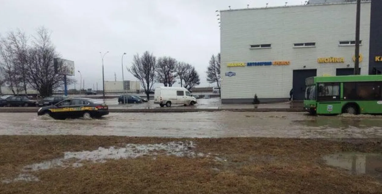 Аварыя на трубаправодзе пакінула без вады частку Мінска