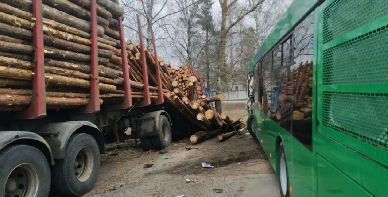 У Асіповічах сутыкнуліся лесавоз і аўтобус, ёсць пацярпелыя