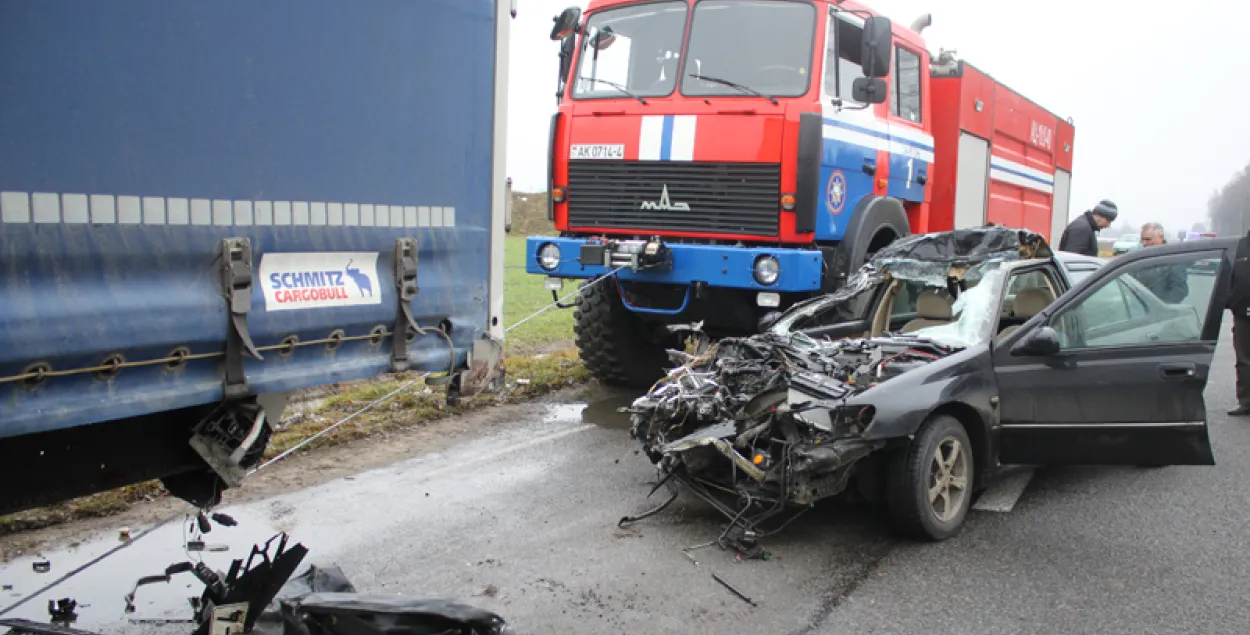 Каля Смаргоні Peugeot падчас абгону трапіў пад фуру (фота)