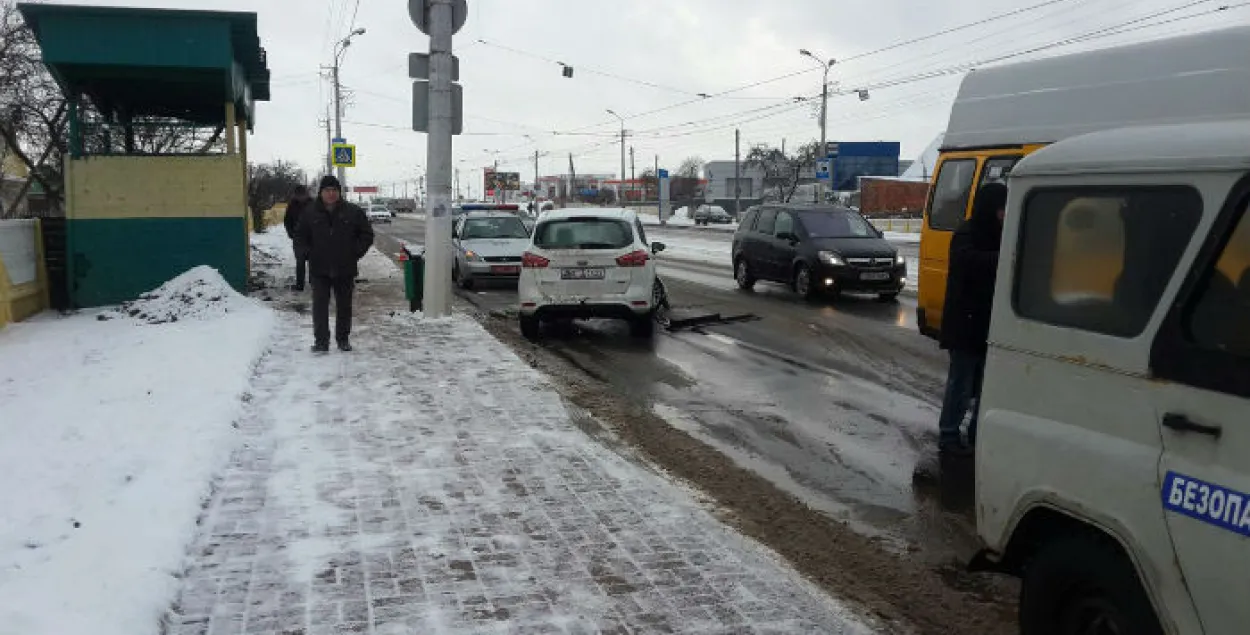 Віцебскія даішнікі затрымалі голага кіроўцу, які пратараніў прыпынак