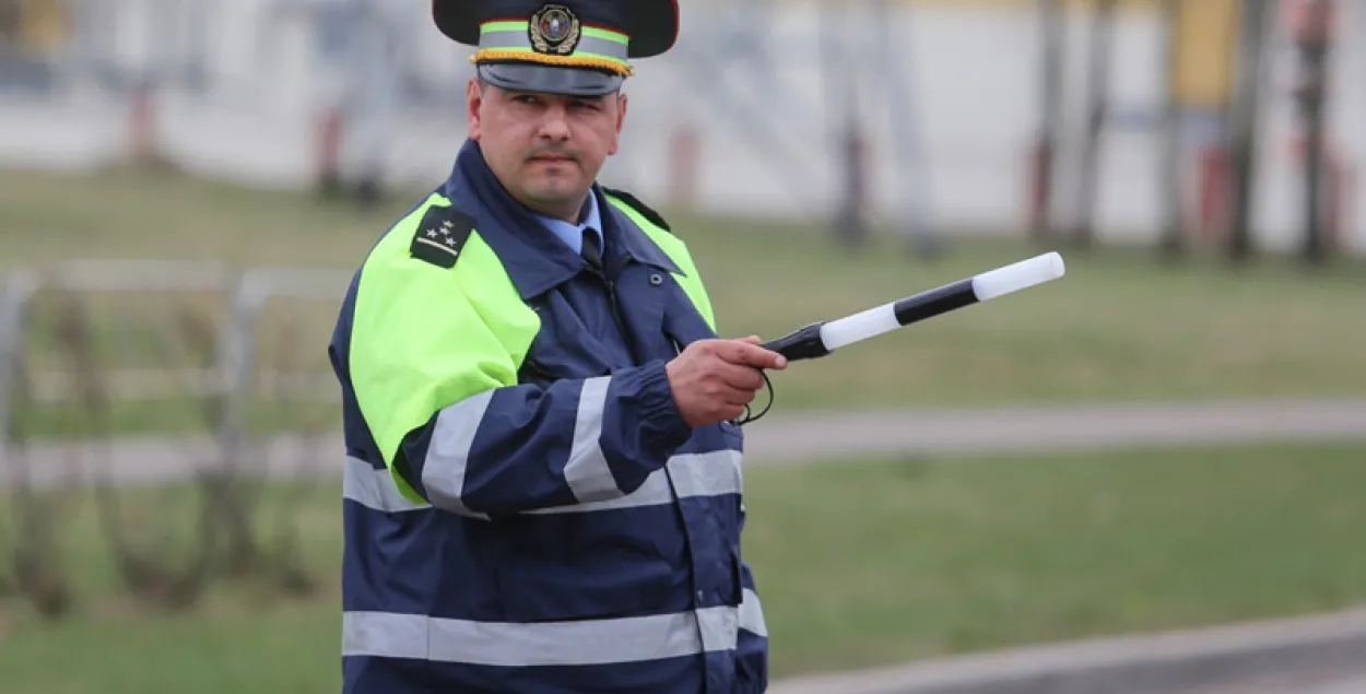 У Гомелі п'яны кіроўца таксі на хаду выскачыў з машыны