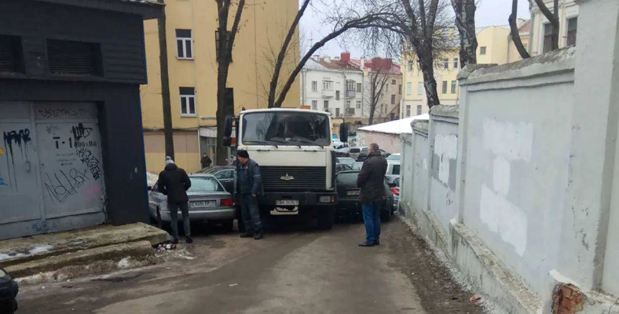 У мінскім двары МАЗ захрас паміж двух легкавікоў (фота)