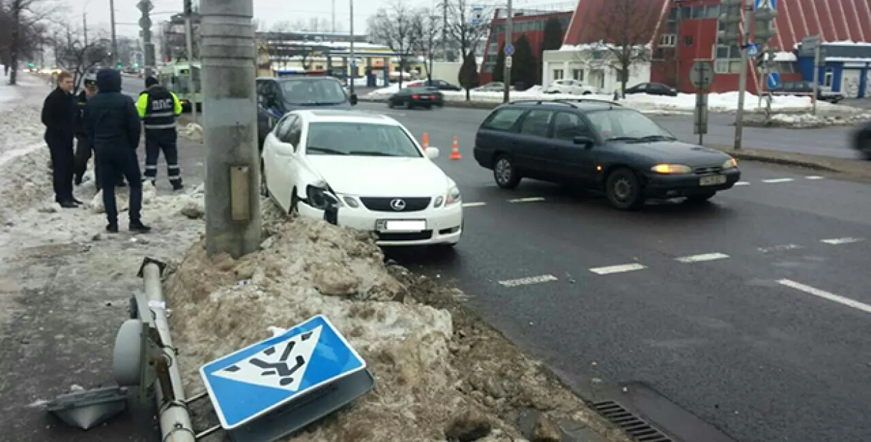 У Мінску "Лексус" знёс светлафор, які зваліўся на жанчыну (фота)