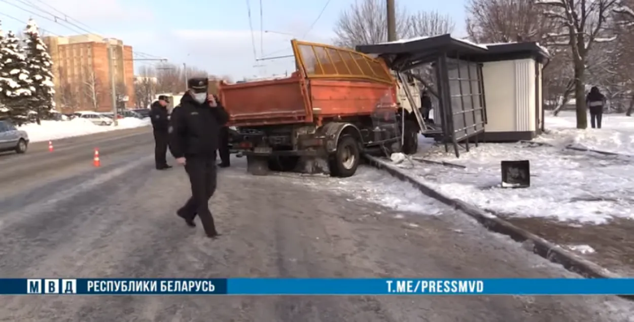 У Магілёве пад коламі грузавіка загінула жанчына, МАЗ пратараніў прыпынак