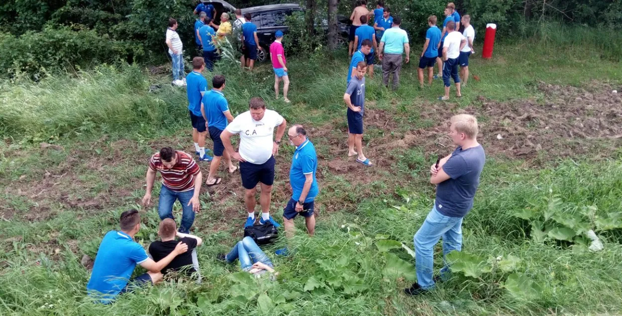 Футбалісты “Дняпра” па дарозе на матч са “Слуцкам” дапамаглі пацярпелым у ДТЗ