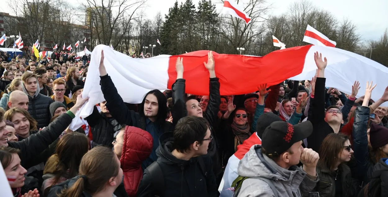 "Бюракратычны футбол": як чыноўнікі студэнта з пікетам туды-сюды пасылалі