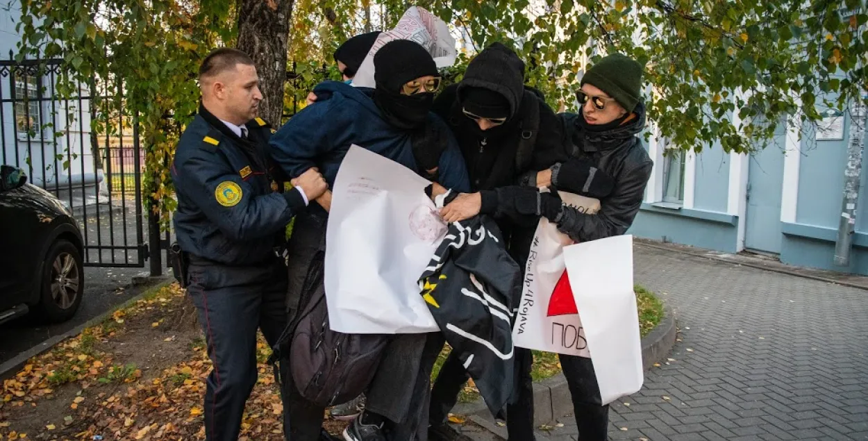 Милиционер пытается задержать участников акции / Роман Протасевич, Еврорадио​